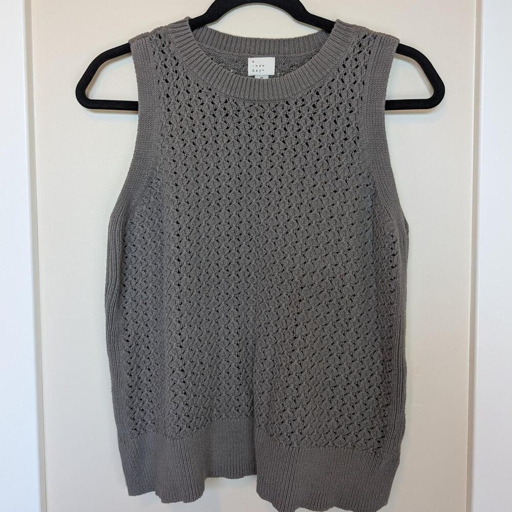 A New Day Gray Knit Crewneck Sweater Vest Size Small Ribbed Trim